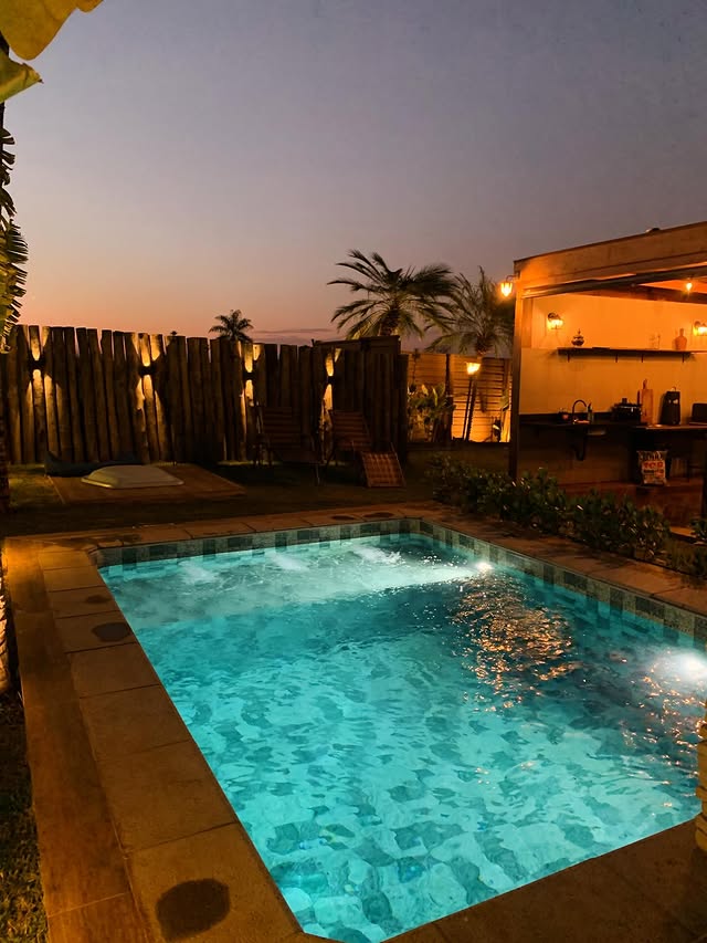 Piscina iluminada ao anoitecer